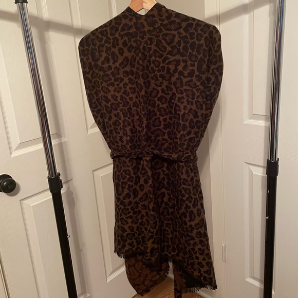 Francesca’s Cheetah Print Poncho with Belt - Picture 2 of 4